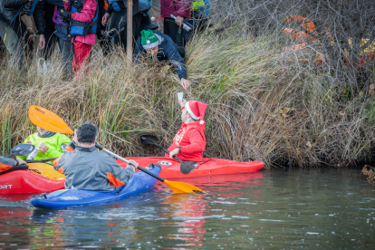 Los piragüistas colocan el belén en la isleta del Peñón en Nochebuena. GONZALO MONTESEGURO