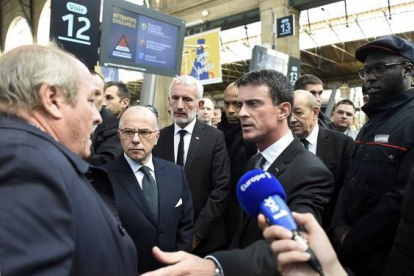 Valls habla con los familiares de las víctimas caídas en el Bataclan, este domingo.-POOL / REUTERS