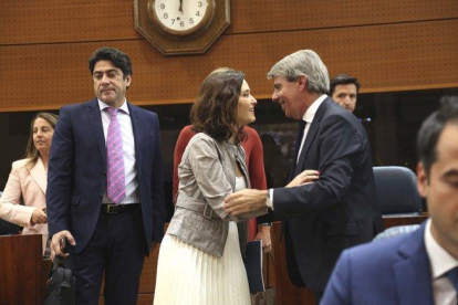 Díaz Ayuso y Ángel Garrido se saludan durante la constitución de la Asamblea de la Comunidad de Madrid, el pasado junio.-DAVID CASTRO