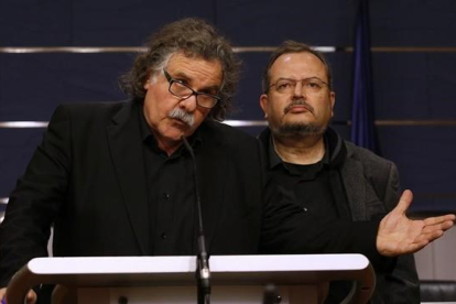 Los diputados de ERC, Joan Tardá y Joan Olòriz, en rueda de prensa.-DAVID CASTRO