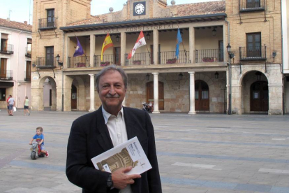Paco Lobatón, ayer en la plaza Mayor de El Burgo.-JAVIER NICOLÁS
