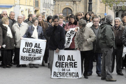 Parte de los vecinos de Ágreda que ayer se concentraron en la plaza Mayor para apoyar a la Plataforma contra el cierre de la Sor María. / ÁLVARO MARTÍNEZ-