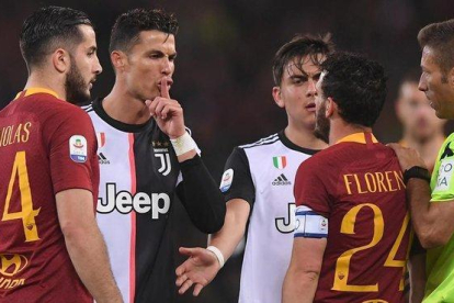 Cristiano Ronaldo manda silencio a Alessandro Florenzi, en el partido de anoche en el Olímpico de Roma.-REUTERS / ALBERTO LINGRIA