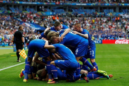 La selección de islandia desata su euforia en uno de sus goles frente a Austria.-EFE