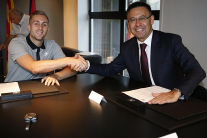 Gerard Deulofeu estrecha la mano de Josep Maria Bartomeu tras firmar su contrato.-FC BARCELONA