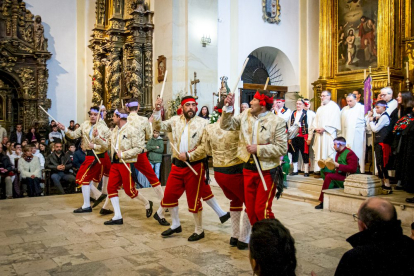 Danzas del paloteo en San Leonardo. MARIO TEJEDOR (29)