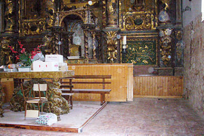 Estado actual del interior de la iglesia con las paredes picadas. / J. R. R.-