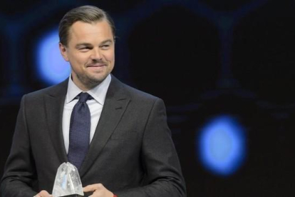 Leonardo DiCaprio recibe un premio durante un acto en la vispera de la inauguracion del  Foro Economico Mundial que ha tenido lugar en Davos (Suiza).-LAURENT GILLIERON