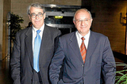 Lucas Hernández y Julio Fermoso, ex director general y ex presidente de Caja Duero, en una imagen de archivo. / ICAL-