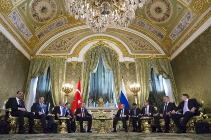 Erdogan y Putin, reunidos en Moscú.-EFE / ALEXANDER ZEMLIANICHENKO