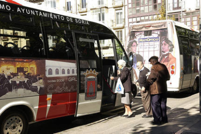Varias personas acceden a uno de los autobuses urbanos en la parada de Mariano Granados. / FERNANDO SANTIAGO-