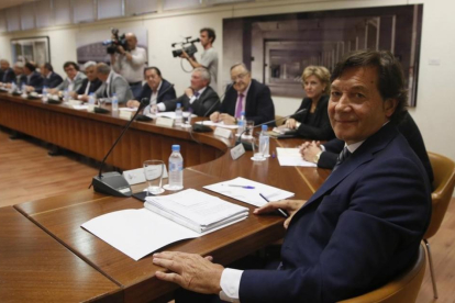 José Ramón Lete y los presidentes de la federaciones territoriales en la reunión mantenida en el CSD.-MARISCAL / EFE