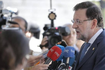 El presidente del Gobierno, Mariano Rajoy, atiende a los medios, este jueves a su llegada a Bruselas.-Foto: EFE / JULIEN WARNARD