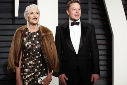 Maye Musk y su hijo Elos Musk, el año pasado.-REUTERS / DANNY MOLOSHOK