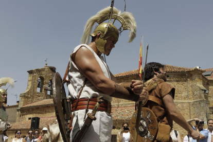 Desfile de las tropas romanas y numantinas, ayer por la mañana, en Garray-Luis Ángel Tejedor