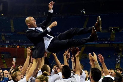 El manteo de Zidane tras ganar la Champions para el Madrid en Kiev.-PIERRE-PHILIPPE MARCOU