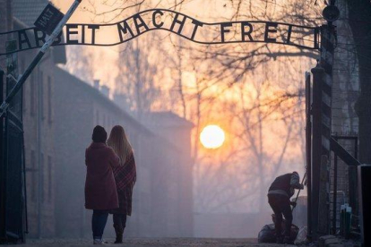 Entrada al campo de exterminio nazi de Auschwitz, en la que se mantiene el cartel de ’El trabajo os hará libres’.-KAY NIETFELD (DPA)