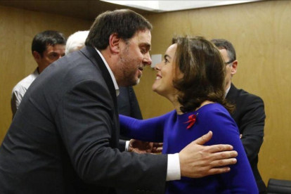 Santamaría y Junqueras se saludan antes de empezar la reunión del Consejo de Política Fiscal y Financiera.-AGUSTIN CATALAN