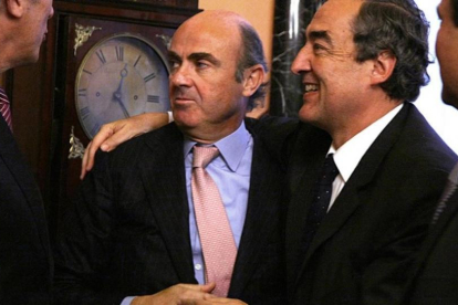 El ministro de Economía, Luis de Guindos, junto al presidente de CEOE, Juan Rosell, en una imagen de archivo.-AGUSTÍN CATALÁN
