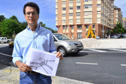 Tomás Cabezón, ayer, en la rotonda situada en la parte alta delPaseo del Espolón. / ÁLVARO MARTÍNEZ-