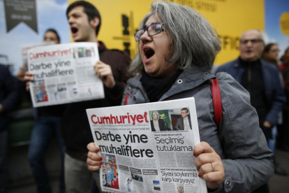 Lectores del diario 'Cumhuriyet' protestan contra la redada policial.-EMRAH GUREL / AP
