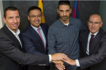 Navarro posa tras la firma de su renovación con los responsables del Barça-EL PERIODICO (FCBARCELONA)