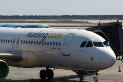Imagen de archivo de uno de los aviones de la compañía Vueling en el aeropuerto de El Prat de Barcelona.-RICARD CUGAT (EL PERIÓDICO)