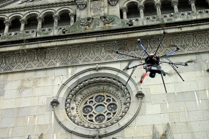 Un dron sobrevuela un edificio-EL MUNDO