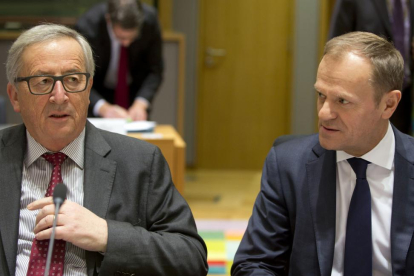 El presidente de la Comisión Europea, Jean-Claude Juncker, y el presidente del Consejo Europeo, Donald Tusk (a la derecha).-AP