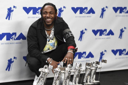 Kendrick Lamar posa con los cinco premios que ha recogido por HUMBLE.-AP / JORDAN STRAUSS