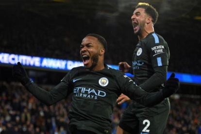 Sterling y Walker celebran el gol del primero, el de la victoria del City en Huddersfield.-AFP