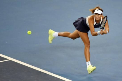 Muguruza, en acción ante Lucic en el torneo de Pekín.-AFP / GREG BAKER