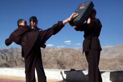 Dos monjas de la orden Drukpa enseñan Kung Fu a una de las 100 jóvenes que han asistido al taller de autodefensa-NITA BHALLA (REUTERS)