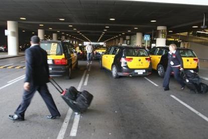 Taxis en la parada de la T-1 de El Prat.-RICARD CUGAT