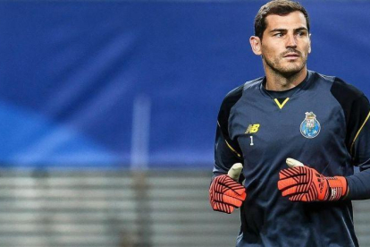 Iker Casillas, en un reciente entrenamiento con el Oporto.-EFE / FILIP SINGER