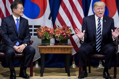Moon Jae-in escucha a Trump durante una declaración del presidente de EEUU a la prensa, en el Palace Hotel, en Nueva York, el 21 de septiembre-AFP / BRENDAN SMIALOWSKI