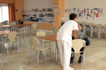 Enfermero ayuda a una persona mayor en una residencia para la tercera edad - ICAL-