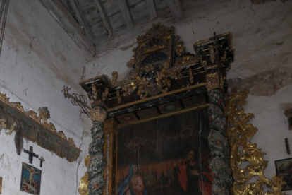 Retablo lateral en la iglesia de La Barbolla de Soria. MARIO TEJEDOR