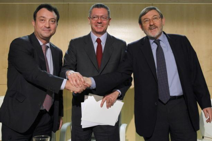Ruiz Gallardón (centro) junto al vicealcalde y portavoz del PP en el Ayuntamiento de Madrid, Manuel Cobo (izquierda), y el portavoz del Grupo Socialista, Jaime Lissavetzky, este miércoles, tras anunciar que Madrid optará a los Juegos Olímpicos.-Ballesteros / EFE