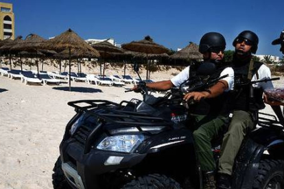 Dos agentes de policía patrullan por una playa de Túnez.-Foto: MAYKA NAVARRO