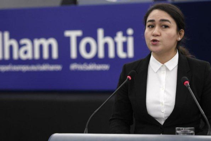 Jewher Ilham, hija del economista y activista uigur Ilham Tohti, durante su discurso al recoger el Premio Sájarov con el que la Eurocámara ha distinguido a su padre.-FREDERICK FLORIN (AFP)