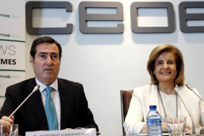 La ministra de Empleo, Fátima Báñez, junto a Antonio Garamendi, presidente de Cepyme, en un acto de la CEOE.-EFE