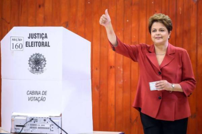 Dilma Rousseff deposita su voto en un colegio electoral de Porto Alegre, este domingo.-Foto:  AFP / JEFFERSON BERNARDES