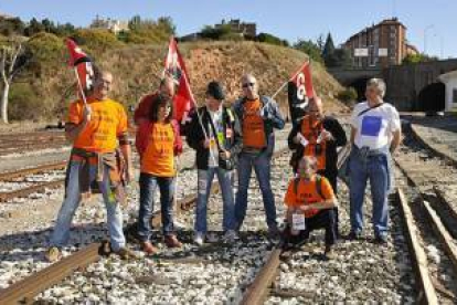 «Menos AVES y más regionales». «Por un ferrocarril público y social». «El tren no se vende, se defiende». Son algunas de las frases que unas 40 persoas pronunciaron ayer por las calles de la ciudad durante una jornada de protesta en la que denunciaron la precariedad de la línea de tren de Soria a Torralba y pidieron dotar a este medio de transporte de mejores prestaciones y horarios comerciales.   «Soria es la provincia de España que peor comunicación de tren tiene con otras capitales. Es un abandono total», denunció Andrés Álvarez, secretario del sector ferroviario del sindicato CGT. Organización que impulsó la protesta y a la que no se sumaron «inexplicablemente» otros sindicatos como UGT, CC OO, SEMAF y SCF.