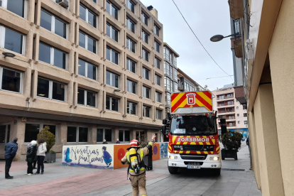 Intervención de los bomberos en el centro de Soria. MARIO TEJEDOR