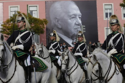 El cortejo fúnebre con los restos de Mario Soares recorre las calles de Lisboa.-AFP / JOSE MANUEL RIBEIRO