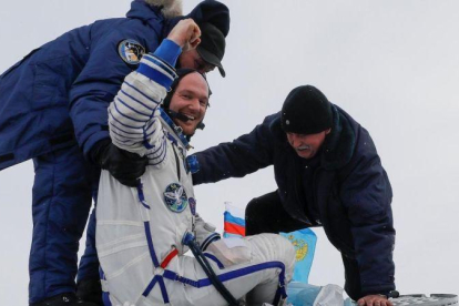 El personal de tierra ayuda a Alexander Gerst, de Alemania, a salir de la cápsula Soyuz MS-09.-REUTERS