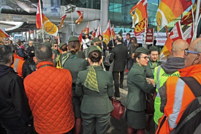 Empleados de la compañía aérea italiana Alitalia participan en una protesta en la terminal 1 del Aeropuerto Leonardo da Vinci de Roma.-EFE