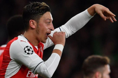 Ozil celebra un gol con el Arsenal.-AFP / BEN STANSALL