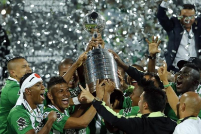 Los jugadores del Atlético Nacional celebran la conquista de la Copa Libertadores 2016.-MAURICIO DUENAS CASTANEDA / EFE